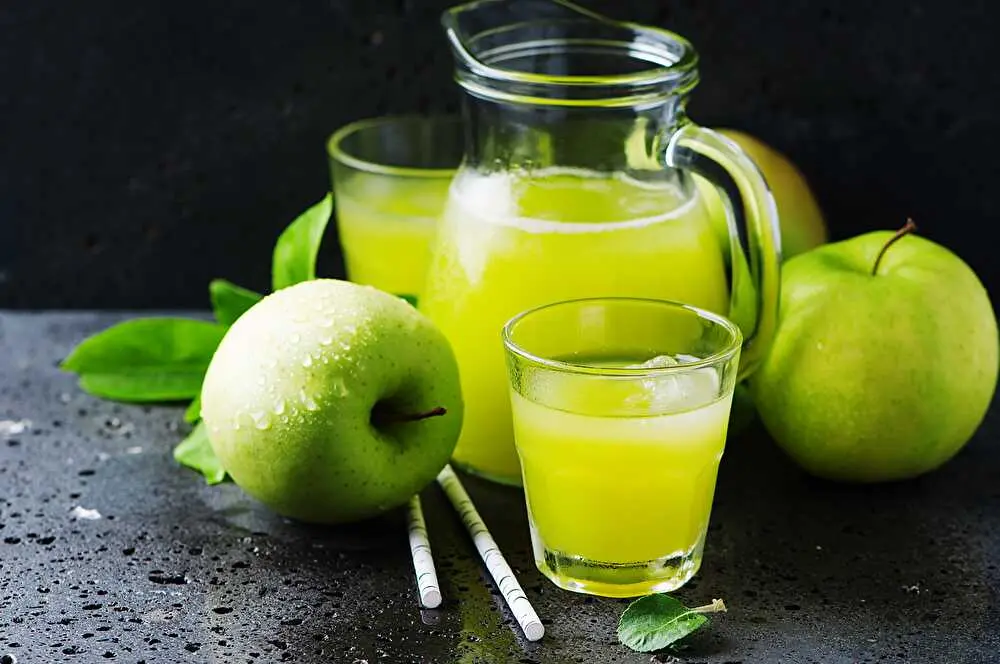 green-apple-and-lemon-juice.webp
